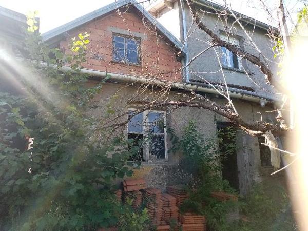 Maison de village, avec ateliers terrain attenant de 1429 m²,non attenants de 1392 m²
Etat à rénover