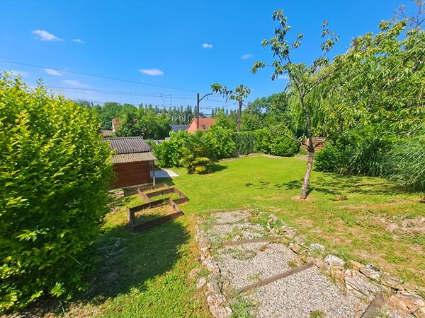 Maison individuelle de 136 m² , 4 /5 chambres , Bureau , Grand garage , Proche RER C