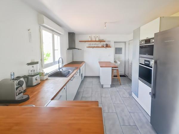 Maison individuelle de 136 m² , 4 /5 chambres , Bureau , Grand garage , Proche RER C