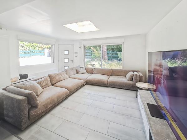 Maison individuelle de 136 m² , 4 /5 chambres , Bureau , Grand garage , Proche RER C