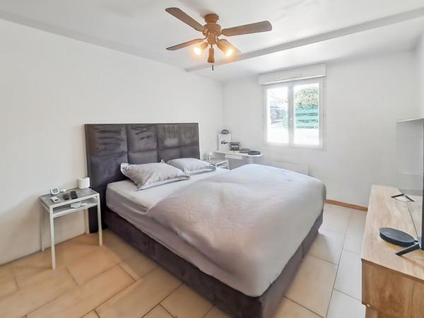 Maison individuelle de 136 m² , 4 /5 chambres , Bureau , Grand garage , Proche RER C