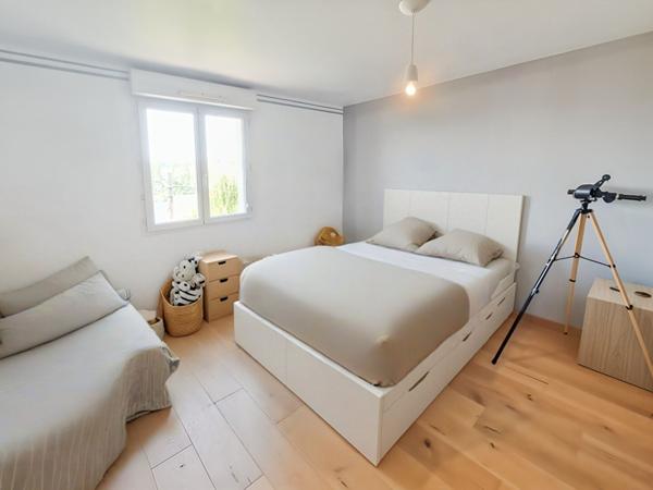 Maison individuelle de 136 m² , 4 /5 chambres , Bureau , Grand garage , Proche RER C