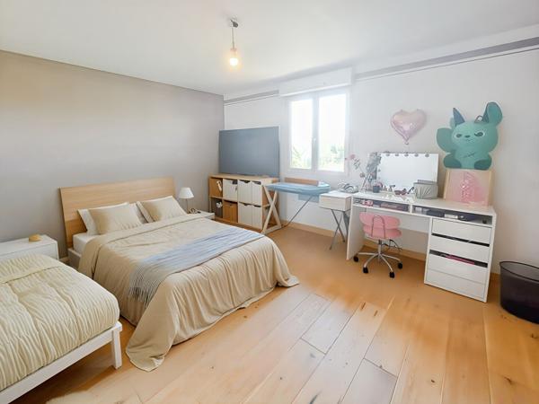 Maison individuelle de 136 m² , 4 /5 chambres , Bureau , Grand garage , Proche RER C