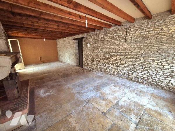 Au coeur de la Champagne dans le village d'Essoyes, berceau du célèbre peintre Renoir, venez dé...