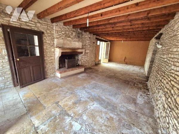 Au coeur de la Champagne dans le village d'Essoyes, berceau du célèbre peintre Renoir, venez dé...