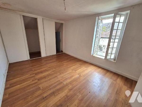 Au coeur de la Champagne dans le village d'Essoyes, berceau du célèbre peintre Renoir, venez dé...