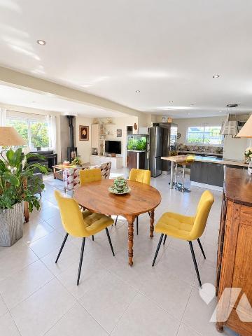 MAISON LUMINEUSE BOURG DE PLOEREN 4 CHAMBRES - GARAGE - TERRAIN 400M2