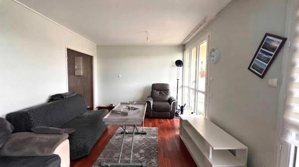 Dpt Finistère (29), A vendre QUIMPER Ouest, Appartement dernier étage de type 2 de 49 m² habitable avec  balcon - Cave.