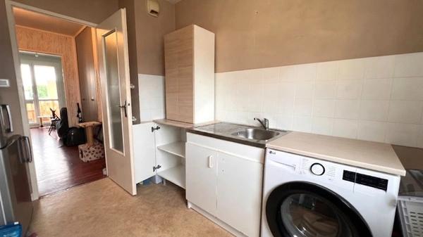 Dpt Finistère (29), A vendre QUIMPER Ouest, Appartement dernier étage de type 2 de 49 m² habitable avec  balcon - Cave.