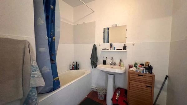 Dpt Finistère (29), A vendre QUIMPER Ouest, Appartement dernier étage de type 2 de 49 m² habitable avec  balcon - Cave.
