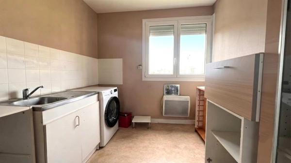 Dpt Finistère (29), A vendre QUIMPER Ouest, Appartement dernier étage de type 2 de 49 m² habitable avec  balcon - Cave.