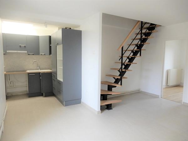 À LOUER - APPARTEMENT DUPLEX - MENNECY