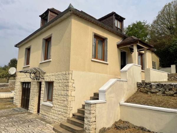 Maison ancienne - Montignac-lascaux En Périgord Noir, dans le charmant village d'Auriac-du-Périgord, sur un terrain d'environ 1500 m2 avec vue, maison de 1956 rénovée il y a une dizaine d'années. 3 chambres, sous-sol avec garage.