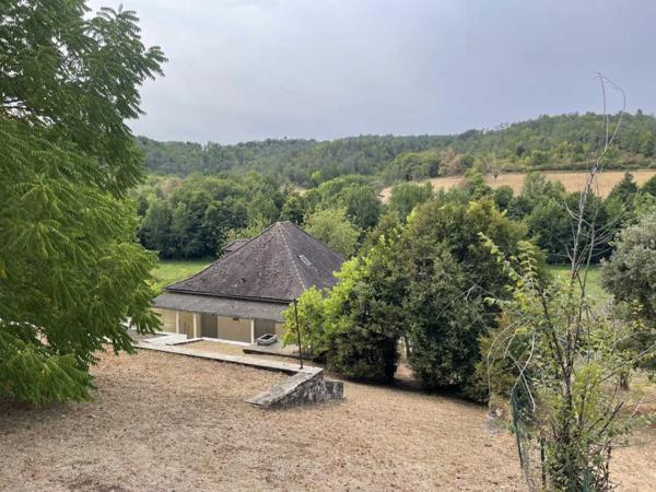 Maison ancienne - Montignac-lascaux En Périgord Noir, dans le charmant village d'Auriac-du-Périgord, sur un terrain d'environ 1500 m2 avec vue, maison de 1956 rénovée il y a une dizaine d'années. 3 chambres, sous-sol avec garage.