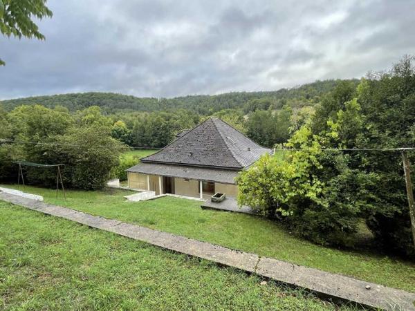 Maison ancienne - Montignac-lascaux En Périgord Noir, dans le charmant village d'Auriac-du-Périgord, sur un terrain d'environ 1500 m2 avec vue, maison de 1956 rénovée il y a une dizaine d'années. 3 chambres, sous-sol avec garage.