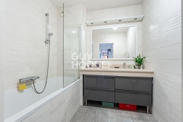 APPARTEMENT 5 PIECES EN DERNIER ETAGE AVEC TERRASSE, PARKINGS ET CAVE