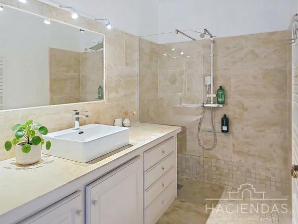 Pertuis (84120) Villa traditionnelle au calme avec piscine, annexe et vues sur le Luberon "