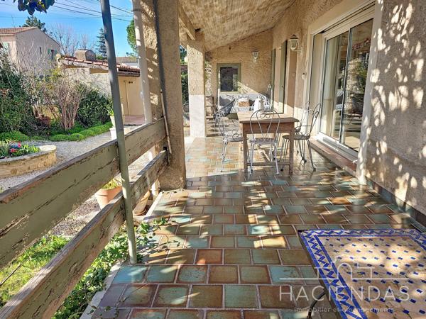 Pertuis (84120) Villa traditionnelle au calme avec piscine, annexe et vues sur le Luberon "