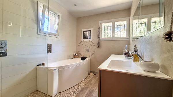 Cheval-Blanc (84460) PROPRIETE A CHEVAL-BLANC: ELEGANCE, CONFORT ET CADRE ENCHANTEUR AU PIED DU LUBERON