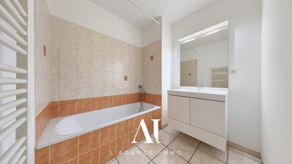 Appartement T2 en Rez-de-chaussée avec terrasse cave et place de parking Prévessin-Moëns 01280