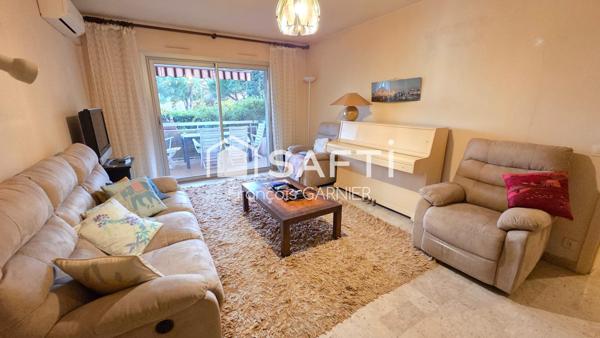 Bandol; bel appartement T3 d'environ 82 m², parkings et caves.