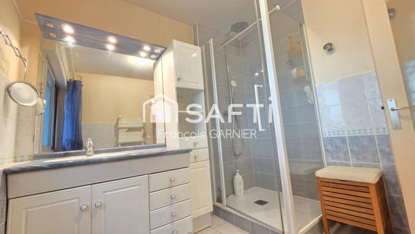 Bandol; bel appartement T3 d'environ 82 m², parkings et caves.