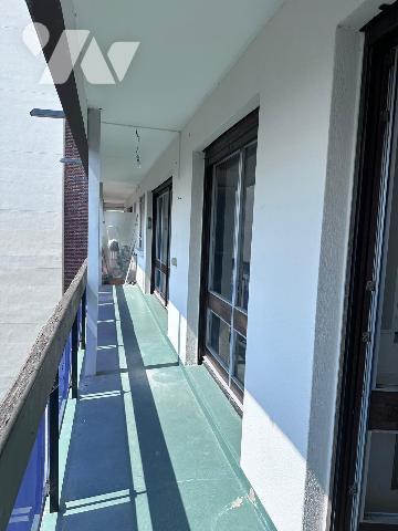 Au 6ème et dernier étage avec ascenseur, appartement de 86 m², orienté Sud-ouest. 2 balcons.