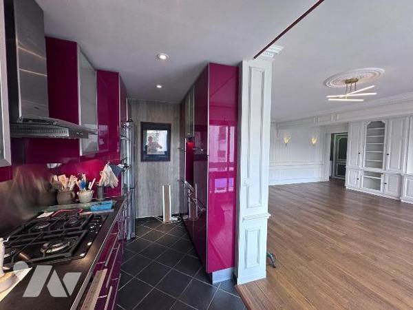 Au 6ème et dernier étage avec ascenseur, appartement de 86 m², orienté Sud-ouest. 2 balcons.