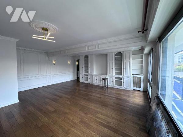 Au 6ème et dernier étage avec ascenseur, appartement de 86 m², orienté Sud-ouest. 2 balcons.