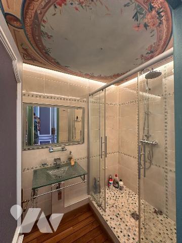 Au 6ème et dernier étage avec ascenseur, appartement de 86 m², orienté Sud-ouest. 2 balcons.