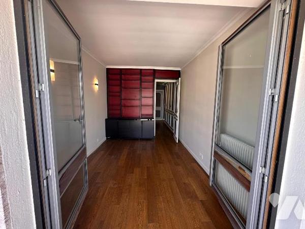 Au 6ème et dernier étage avec ascenseur, appartement de 86 m², orienté Sud-ouest. 2 balcons.