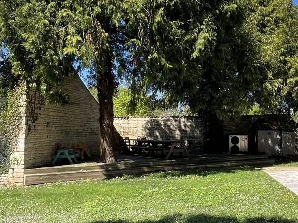 Propriété pleine de charme à 15 min de La Rochelle , deux maisons sur un vaste terrain arboré