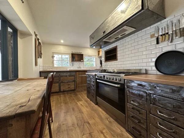 Propriété pleine de charme à 15 min de La Rochelle , deux maisons sur un vaste terrain arboré