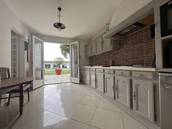 Propriété pleine de charme à 15 min de La Rochelle , deux maisons sur un vaste terrain arboré