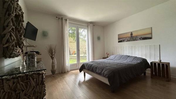 Propriété pleine de charme à 15 min de La Rochelle , deux maisons sur un vaste terrain arboré