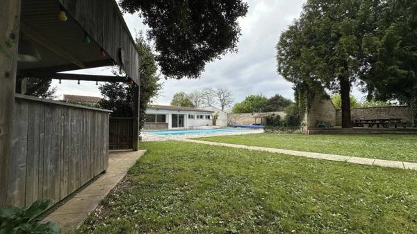 Propriété pleine de charme à 15 min de La Rochelle , deux maisons sur un vaste terrain arboré