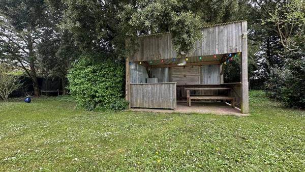 Propriété pleine de charme à 15 min de La Rochelle , deux maisons sur un vaste terrain arboré