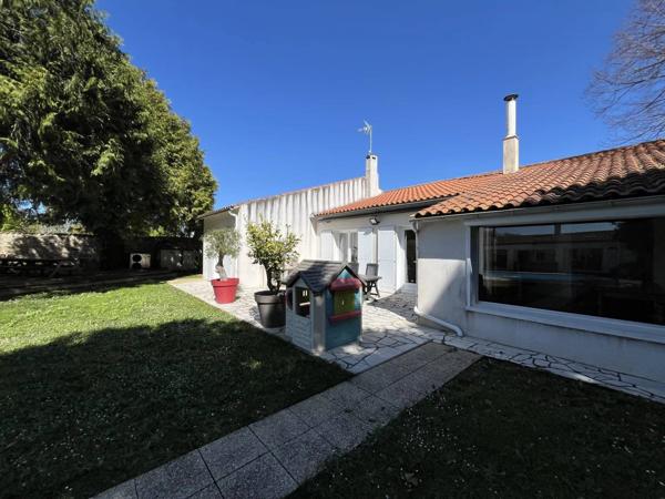 Propriété pleine de charme à 15 min de La Rochelle , deux maisons sur un vaste terrain arboré