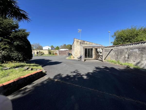 Propriété pleine de charme à 15 min de La Rochelle , deux maisons sur un vaste terrain arboré