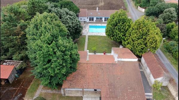 Propriété pleine de charme à 15 min de La Rochelle , deux maisons sur un vaste terrain arboré