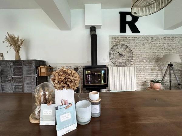 Propriété pleine de charme à 15 min de La Rochelle , deux maisons sur un vaste terrain arboré