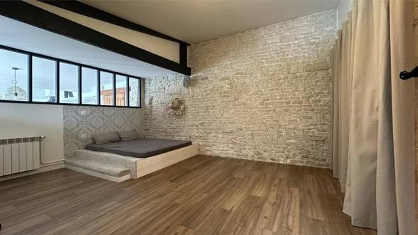 Propriété pleine de charme à 15 min de La Rochelle , deux maisons sur un vaste terrain arboré