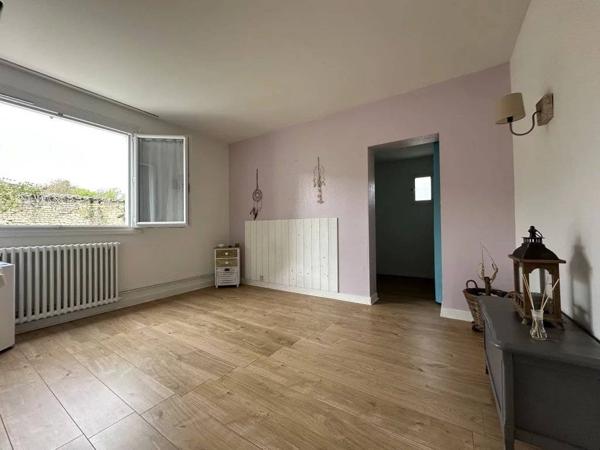 Propriété pleine de charme à 15 min de La Rochelle , deux maisons sur un vaste terrain arboré