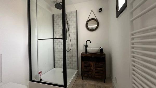 Propriété pleine de charme à 15 min de La Rochelle , deux maisons sur un vaste terrain arboré