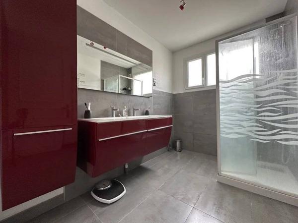 Propriété pleine de charme à 15 min de La Rochelle , deux maisons sur un vaste terrain arboré