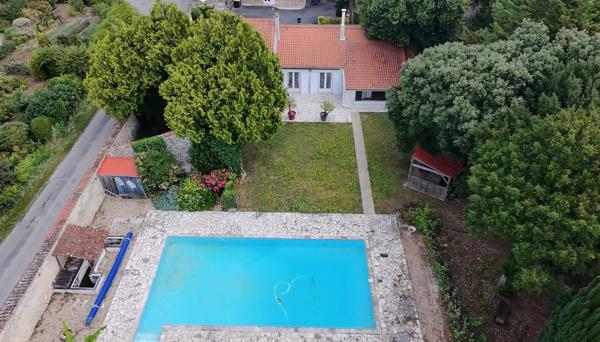 Propriété pleine de charme à 15 min de La Rochelle , deux maisons sur un vaste terrain arboré