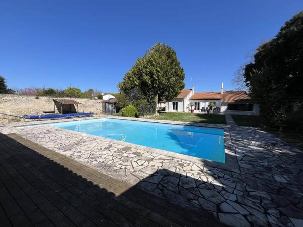 Propriété pleine de charme à 15 min de La Rochelle , deux maisons sur un vaste terrain arboré