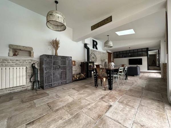 Propriété pleine de charme à 15 min de La Rochelle , deux maisons sur un vaste terrain arboré