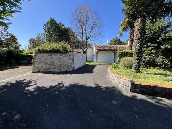 Propriété pleine de charme à 15 min de La Rochelle , deux maisons sur un vaste terrain arboré