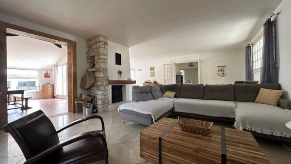 Propriété pleine de charme à 15 min de La Rochelle , deux maisons sur un vaste terrain arboré